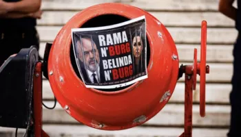 FOTO/ Ironia therëse nga protesta, Rama n’burg, Belinda n’burg, fotoja e tyre në një betoniere