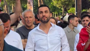 FOTO-LAJM/ Adriatik Lapaj merr pjesë në protestën për Zvërnecin