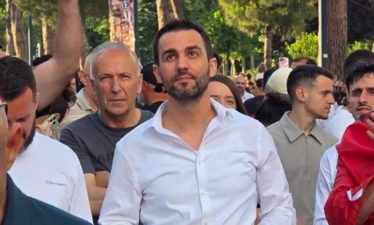 FOTO-LAJM/ Adriatik Lapaj merr pjesë në protestën për Zvërnecin