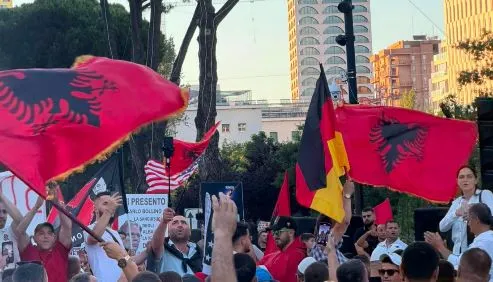 FOTO-LAJM/ Flamuri amerikan dhe gjerman, shfaqen në protestën e 13-të madhështore
