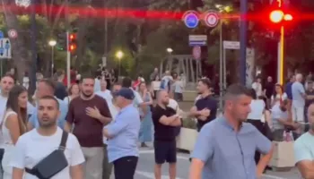 FOTO-LAJM/ Ish-deputeti i PD Ervin Salianji i bashkohet protestës së qytetarëve, te Kryeministria