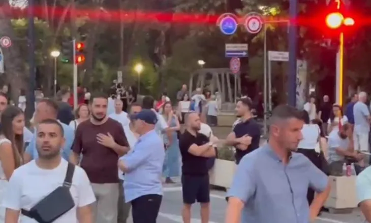 FOTO-LAJM/ Ish-deputeti i PD Ervin Salianji i bashkohet protestës së qytetarëve, te Kryeministria