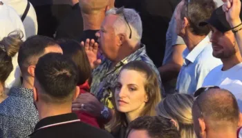 FOTO-LAJM/ Pas largimit nga grupi parlamentar i PS, deputetja Marjana Koçeku i bashkohet protestës