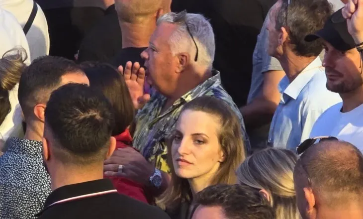 FOTO-LAJM/ Pas largimit nga grupi parlamentar i PS, deputetja Marjana Koçeku i bashkohet protestës