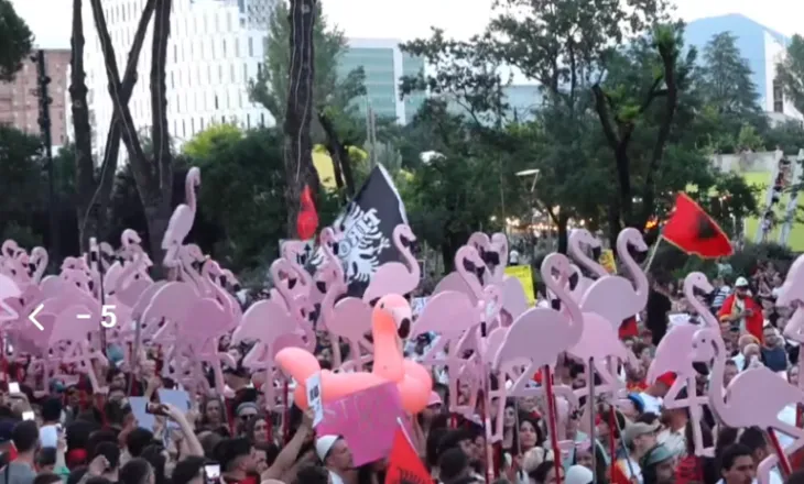 FOTO-LAJM/ Protesta e 18 kundër Ramës, Bulevardi mbushet me ‘flamingo’