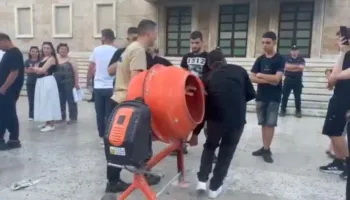 FOTO-LAJM/ Protestuesit sjellin betoniere në protestë, simbolikë e pastrimit të parave në ndërtim
