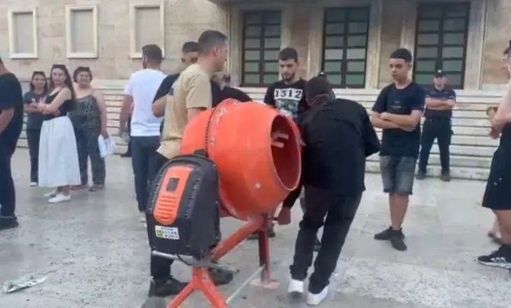 FOTO-LAJM/ Protestuesit sjellin betoniere në protestë, simbolikë e pastrimit të parave në ndërtim