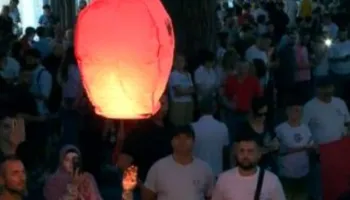 FOTO-LAJM/ “Rama ik!”, shfaqja e veçantë në mes të protestës, balona me flamurin kuq e zi ngrihet në qiellin e Tiranës