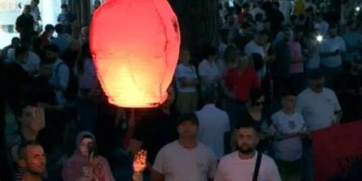 FOTO-LAJM/ “Rama ik!”, shfaqja e veçantë në mes të protestës, balona me flamurin kuq e zi ngrihet në qiellin e Tiranës