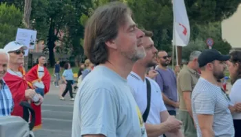 FOTO-LAJM/ Robert Wilton, ish-zv-ambasadori i OSBE në Tiranë pjesë e protestës
