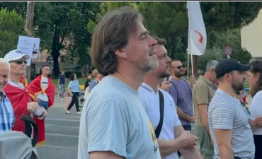 FOTO-LAJM/ Robert Wilton, ish-zv-ambasadori i OSBE në Tiranë pjesë e protestës