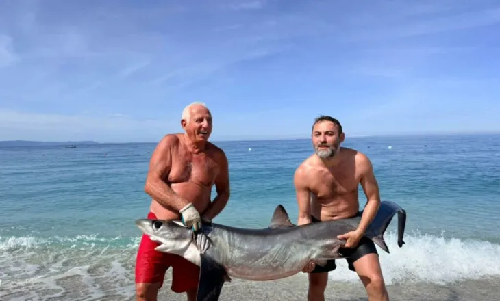 FOTO | Peshkaqeni mbi dy metra i gjatë kapet në bregdetin e jugut