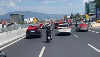 FOTO/ Protesta kombëtare për largimin e Ramës, mbërrijnë në Tiranë qindra makina me emigrantë nga diaspora