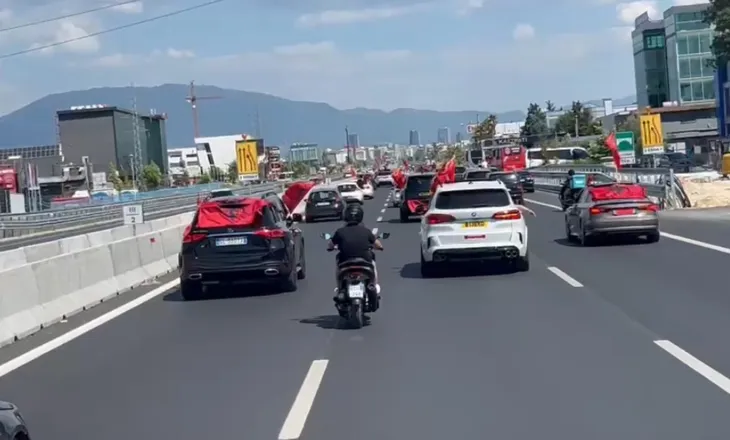 FOTO/ Protesta kombëtare për largimin e Ramës, mbërrijnë në Tiranë qindra makina me emigrantë nga diaspora