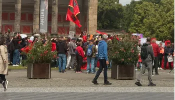 FOTO/ ‘Rama ik, ju erdhi fundi’- Emigrantët shqiptarë mbushin rrugët në Berlin, kërkojnë largimin e kryeministrit