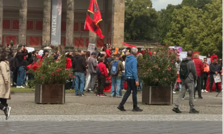 FOTO/ ‘Rama ik, ju erdhi fundi’- Emigrantët shqiptarë mbushin rrugët në Berlin, kërkojnë largimin e kryeministrit