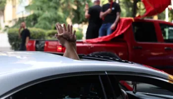 FOTO/ Tirana para protestës masive kundër Ramës, shqiptarët e diasporës veshin kryeqytetin kuqezi