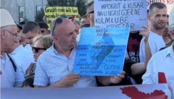 Foto-Video/ Tubimi për Zvërnecin, babai i Martin Canit i bashkohet protestuesve në shesh