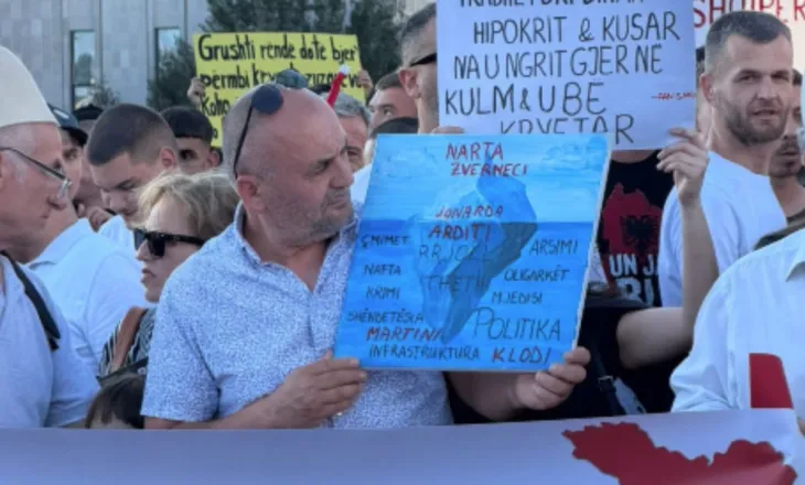 Foto-Video/ Tubimi për Zvërnecin, babai i Martin Canit i bashkohet protestuesve në shesh