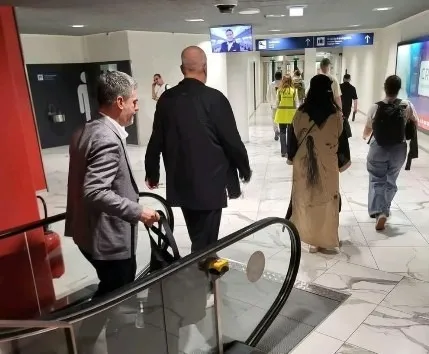 FOTOLAJM/ Çifti Rama arrin në Zvicër, ambasadori i Shqipërisë u mban valixhet nga pas
