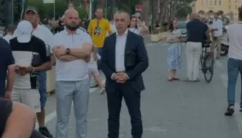FOTOLAJM / Deputeti i PD shfaqet në protestën ku kërkohet “Berisha në burg”!