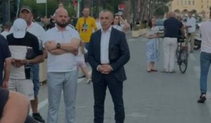 FOTOLAJM / Deputeti i PD shfaqet në protestën ku kërkohet “Berisha në burg”!