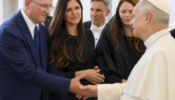 FOTOLAJM/ Gazetari i opozitës sulmon nënkryetarin e opozitës pas takimit me Papën
