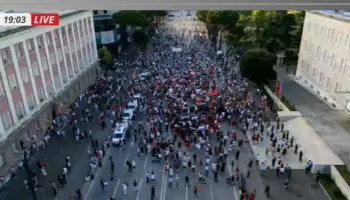 FOTOLAJM/ Nis protesta e 16-të para Kryeministrisë, ja sa është pjesëmarrja
