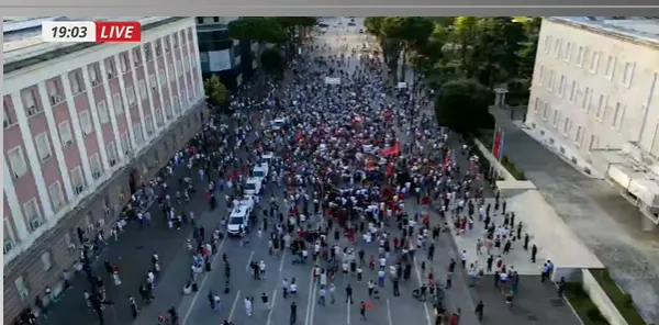 FOTOLAJM/ Nis protesta e 16-të para Kryeministrisë, ja sa është pjesëmarrja