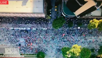FOTOLAJM/ Nis protesta para Kryeministrisë, ja sa është pjesëmarrja