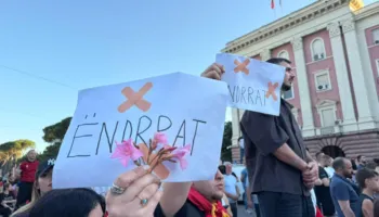 FOTOLAJM/ Pankartat më pikante në protestë: Edo të pret Likja te veni! O Ramë mblidh mend e kokës!
