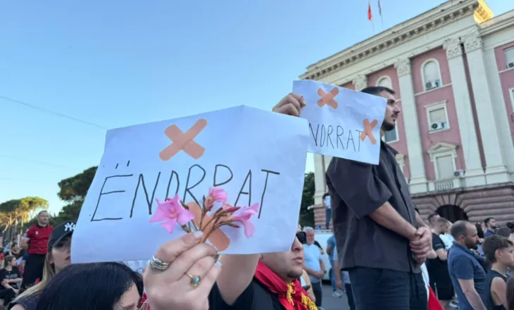 FOTOLAJM/ Pankartat më pikante në protestë: Edo të pret Likja te veni! O Ramë mblidh mend e kokës!
