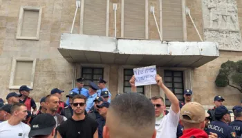 Fotolajm/ Përplasja e ashpër mes protestuesve dhe policisë, çahet kordoni metalik, qytetarët mbërrijnë para Kryeministrisë me banderola dhe flamuj