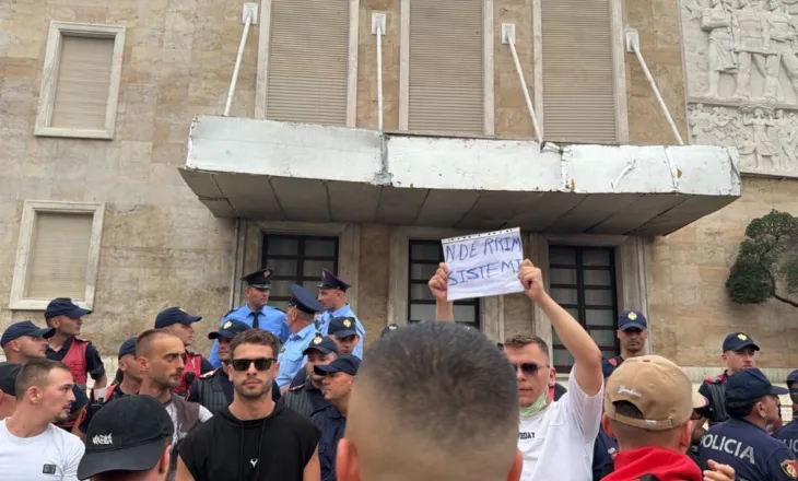 Fotolajm/ Përplasja e ashpër mes protestuesve dhe policisë, çahet kordoni metalik, qytetarët mbërrijnë para Kryeministrisë me banderola dhe flamuj