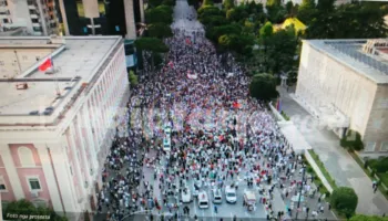 FOTOLAJM/ Protesta në ditën e 15-të, ja sa është pjesëmarrja
