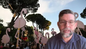 Fred Abrahams: Flamingot zbuluan hendekun shqiptar