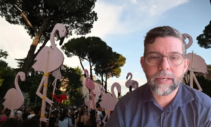 Fred Abrahams: Flamingot zbuluan hendekun shqiptar