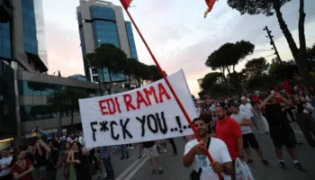 Fred Abrahams: Protestat po shembin fasadën europiane të Edi Ramës