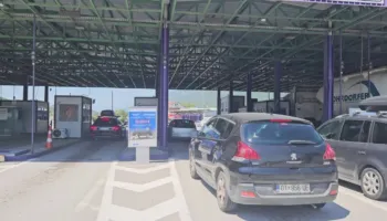 ‘Fundjava e pushuesve’/ Fluks i lartë lëvizjesh në pikën kufitare të Morinës, mbi 12 mijë turistë u futën në Shqipëri