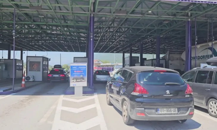 ‘Fundjava e pushuesve’/ Fluks i lartë lëvizjesh në pikën kufitare të Morinës, mbi 12 mijë turistë u futën në Shqipëri