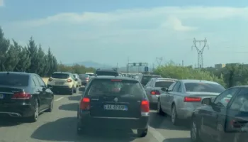 Fundjava sjell pushuesit/ Dyndja drejt juglindjes, radhë kilometrike në aksin kombëtar Tiranë-Elbasan