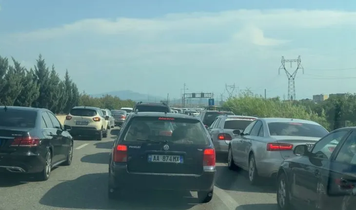 Fundjava sjell pushuesit/ Dyndja drejt juglindjes, radhë kilometrike në aksin kombëtar Tiranë-Elbasan