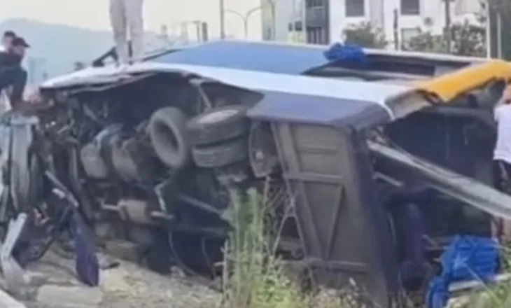 Furgoni me pasagjer doli nga rruga, raportohet për dy të vdekur