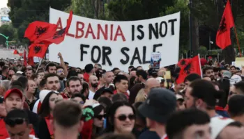 Gazeta holandeze: Qëndrimi i Marta Kos zhgënjen protestuesit, rezoluta e Parlamentit Evropian irriton Ramën