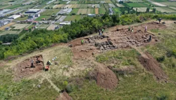 Gërmimet arkeologjike në Bushat zbulojnë gjurmë të një tempulli, pjesë të murit rrethues dhe një ndërtesë të…