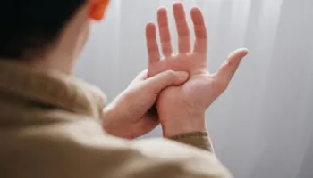 Gjëja më e afërt me një ‘ilaç’ për Parkinsonin: Ja çfarë sugjerojnë mjekët