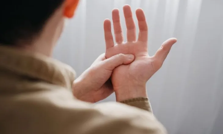 Gjëja më e afërt me një ‘ilaç’ për Parkinsonin: Ja çfarë sugjerojnë mjekët