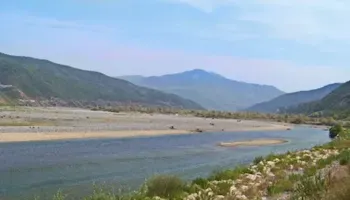 Gjendjet i pajetë një person në lumin Mat, dyshohet të jetë ish-oficeri Gardës! Autoritetet vijojnë hetimet