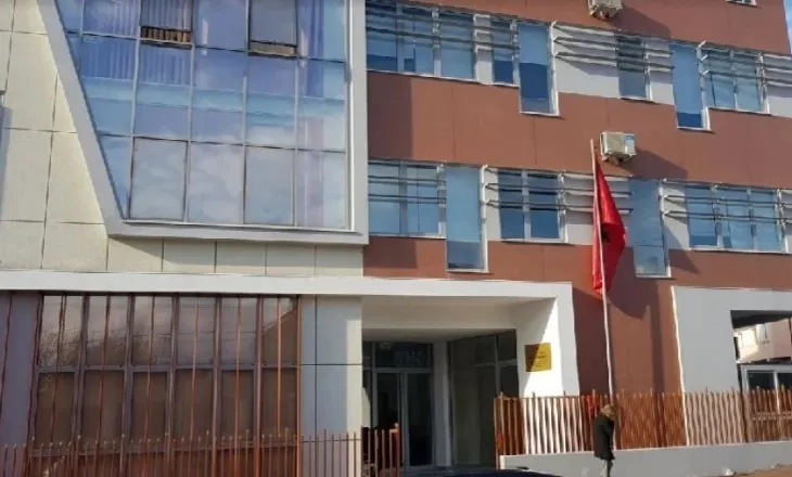 Gjykata jep masa sigurie për tre ish-funksionarë në Elbasan, dyshohen se shfrytëzuan detyrën për të përfituar…
