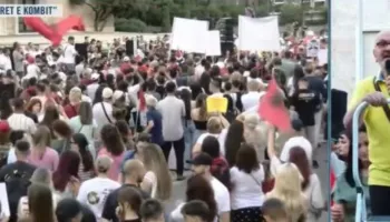 “Gjyshërit kujtesa e një populli!”/ Mesazhi i fortë i aktorit Mehdi Malkaj nga protesta: Për dashurinë jap jetën…